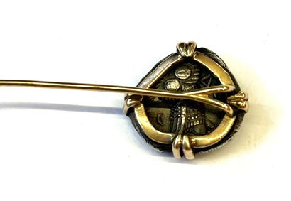 EPINGLE DE CRAVATE en or jaune sertie d'un...