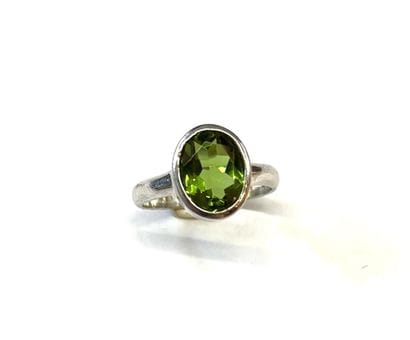 Bague en argent (925/oo) centrée d'un péridot...