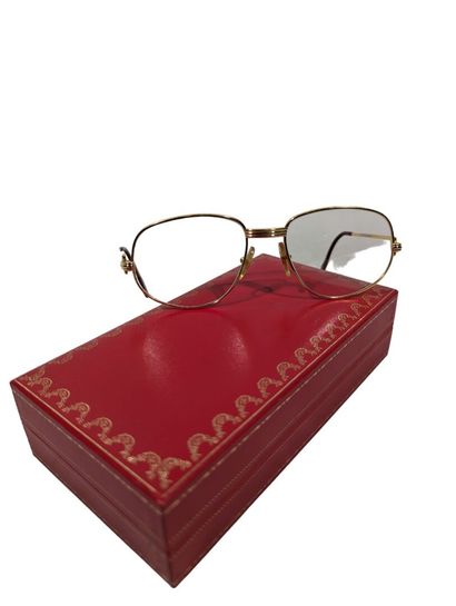 MUST DE CARTIER. 
Paire de lunettes en plaqué...