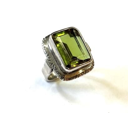 Imposante bague en argent (925/oo) centrée...