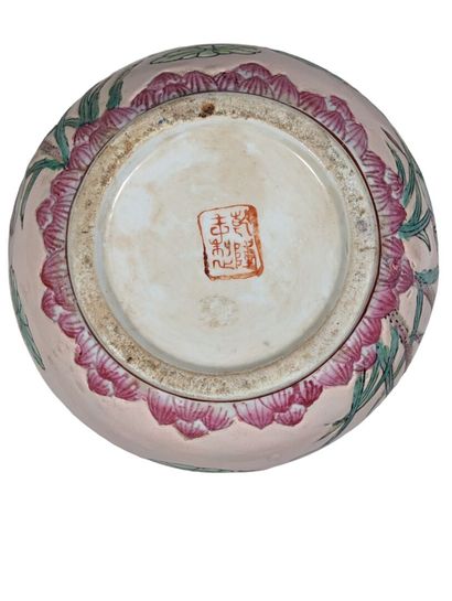 CHINE, Début XXe siècle
Vase en porcelaine...