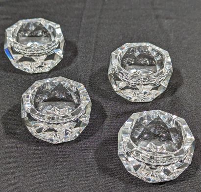 BACCARAT
Réunion de quatre salerons circulaires...