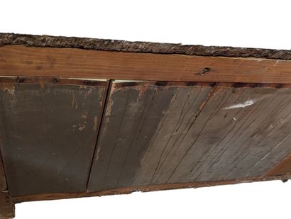 Commode galbée en chêne mouluré et sculpté....
