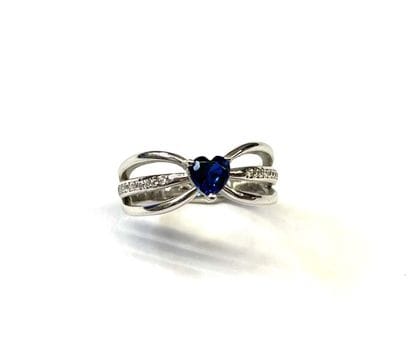 Bague en argent (925/oo) centrée d'une bénitoïte...