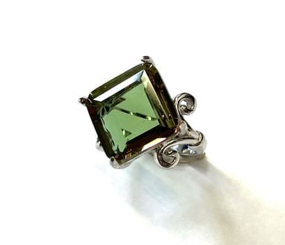 Imposante bague en argent (925/oo) centrée...