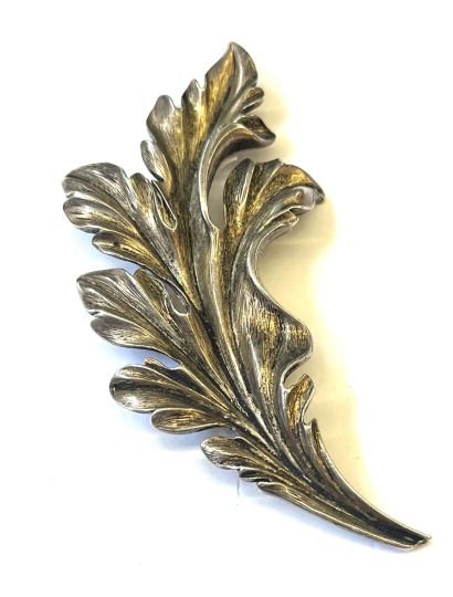 P&M
Importante broche en forme de feuille...