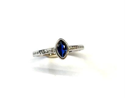 Bague en argent (925/oo) centrée d'une bénitoïte...