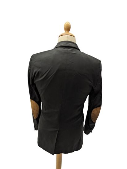 Lot comprenant : 
- HUGO BOSS, Costume d'homme...