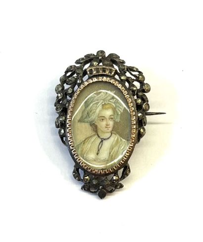 BROCHE en argent et éléments en or rose 18k...