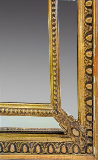 MIROIR de cheminée à fronton et à parcloses...