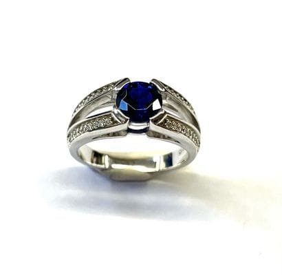 Bague en argent (925/oo) centrée d'une bénitoïte...