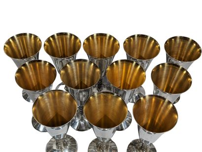 Suite de 12 coupes tulipes en métal argenté,...