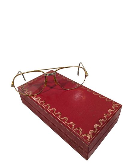 MUST DE CARTIER. 
Paire de lunettes en plaqué...