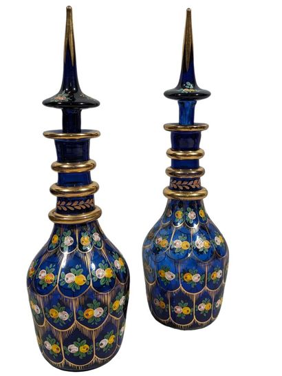 PAIRE DE CARAFES en verre bleu à décor doré...