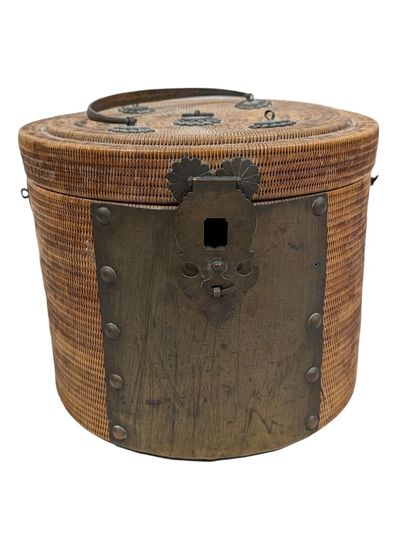 BOITE cylindrique en rotin à pièces en métal...