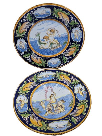 E. GEORGES à Nevers
Paire de plats en faïence...