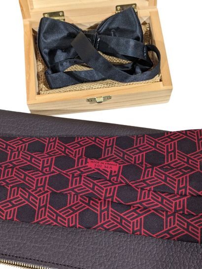 HERMES
Cravate en soie à décor sur fond noir...