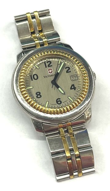 VICTORINOX
Montre en acier à boitier rond,...