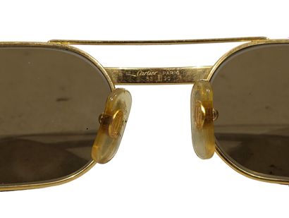 CARTIER
Paire de lunettes de soleil en métal...