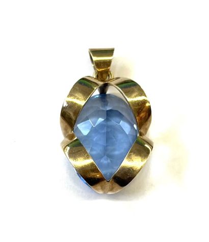 Imposant pendentif en or jaune 14 K (585/oo),...