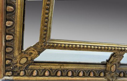 MIROIR de cheminée à fronton et à parcloses...