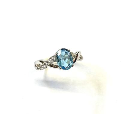 Bague en or blanc 14 K (375/oo) agrémentée...