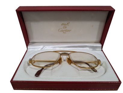 MUST DE CARTIER. 
Paire de lunettes en plaqué...