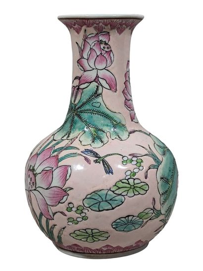 CHINE, Début XXe siècle
Vase en porcelaine...