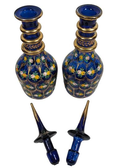 PAIRE DE CARAFES en verre bleu à décor doré...