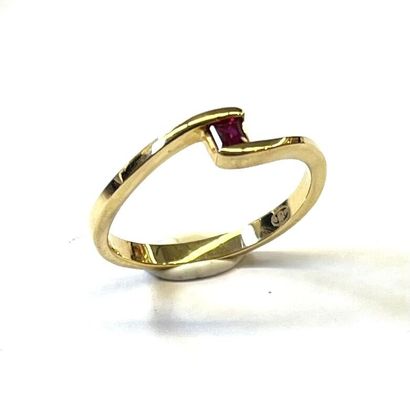 Bague en or jaune 14 K (375/oo) agrémentée...