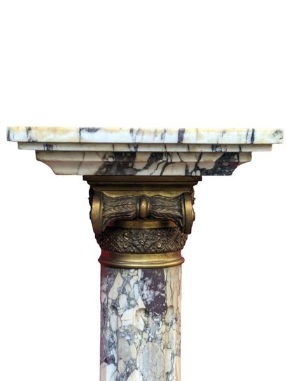 Colonne en marbre brèche rouge surmontée...