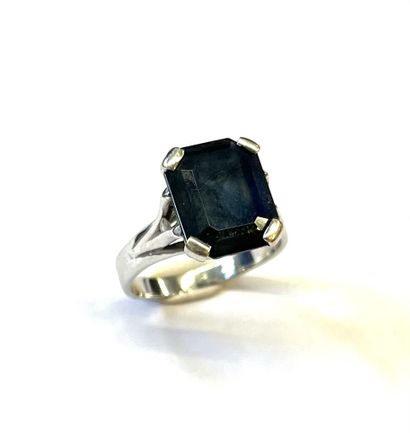 BAGUE en or gris 18K (750/°°) sertie d'une...