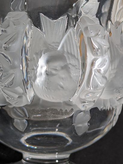 LALIQUE France,
Coupe sur piédouche en cristal...