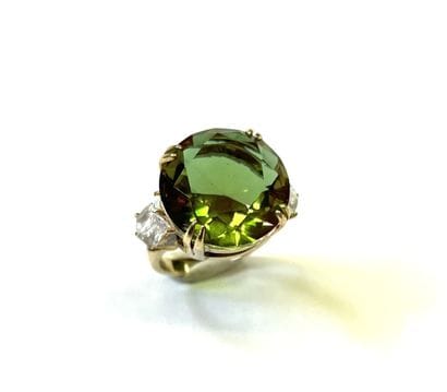 Imposante bague en argent (925/oo) centrée...