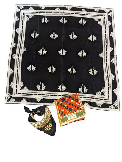 Réunion de foulard, écharpe et étole en soie...