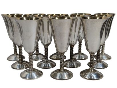 Suite de 12 coupes tulipes en métal argenté,...