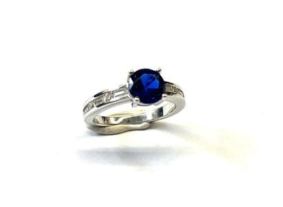 Bague en argent (925/oo) centrée d'une bénitoïte...