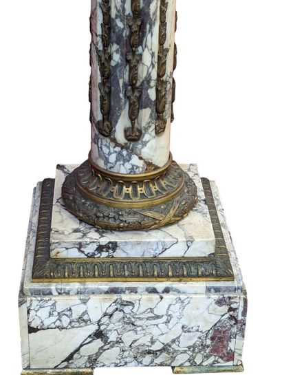 Colonne en marbre brèche rouge surmontée...