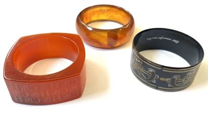 Lot de trois bracelets joncs manchettes en...