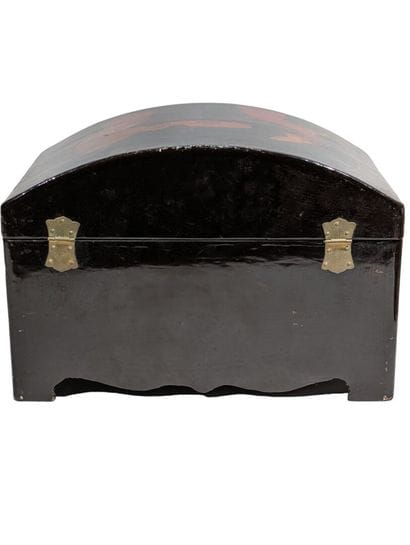 COFFRET en bois laqué à décor de scène au...