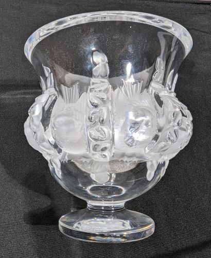 LALIQUE France,
Coupe sur piédouche en cristal...