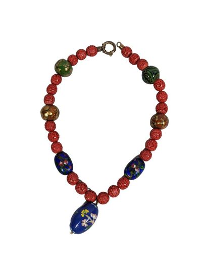 CHINE
Collier de perles en laque de Pékin,...