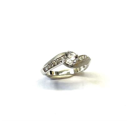 Bague en or blanc 14 K (375/oo) centrée d'une...