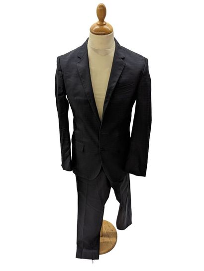 Lot comprenant : 
- HUGO BOSS, Costume d'homme...