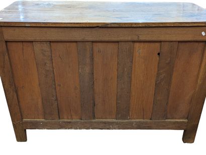 Commode en chêne mouluré. Elle ouvre par...