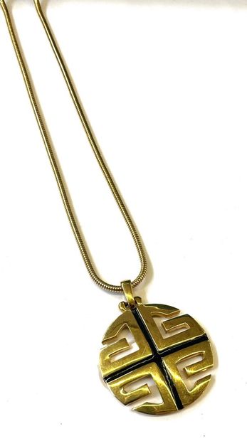 GIVENCHY
Collier en métal doré à pendentif...