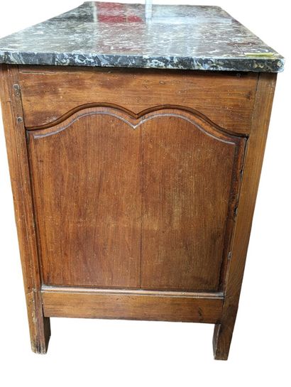 Commode galbée en chêne mouluré et sculpté....