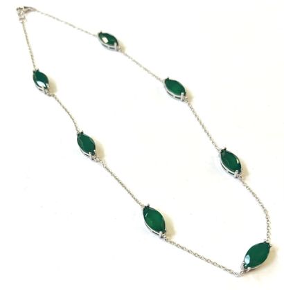 Collier en argent 925/oo ornée de sept agates...