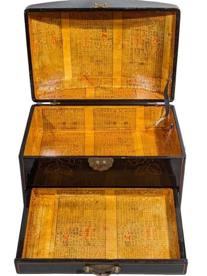 COFFRET en bois laqué à décor de scène au...