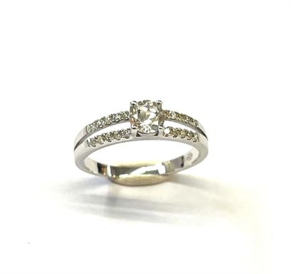 Bague en or blanc 375/°° (9k) centrée d'une...